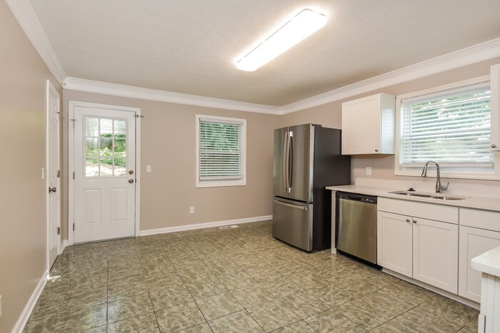 Building Photo - 3760 Cherokee Overlook Dr