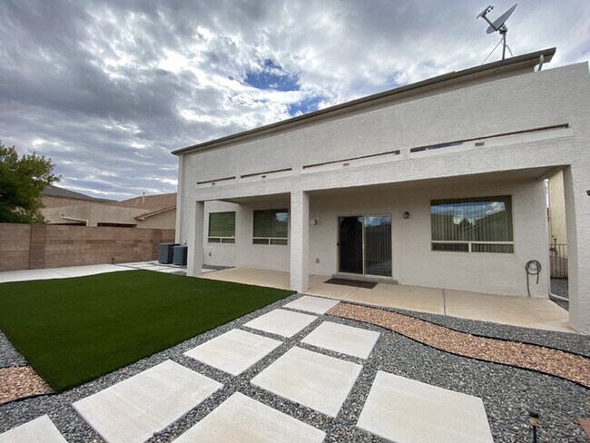 Building Photo - Large 5BR/2Story w/Balcony - Northern Meadows