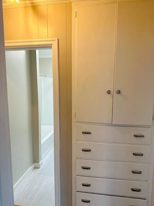 Building Photo - Charming Downtown Vancouver Bungalow