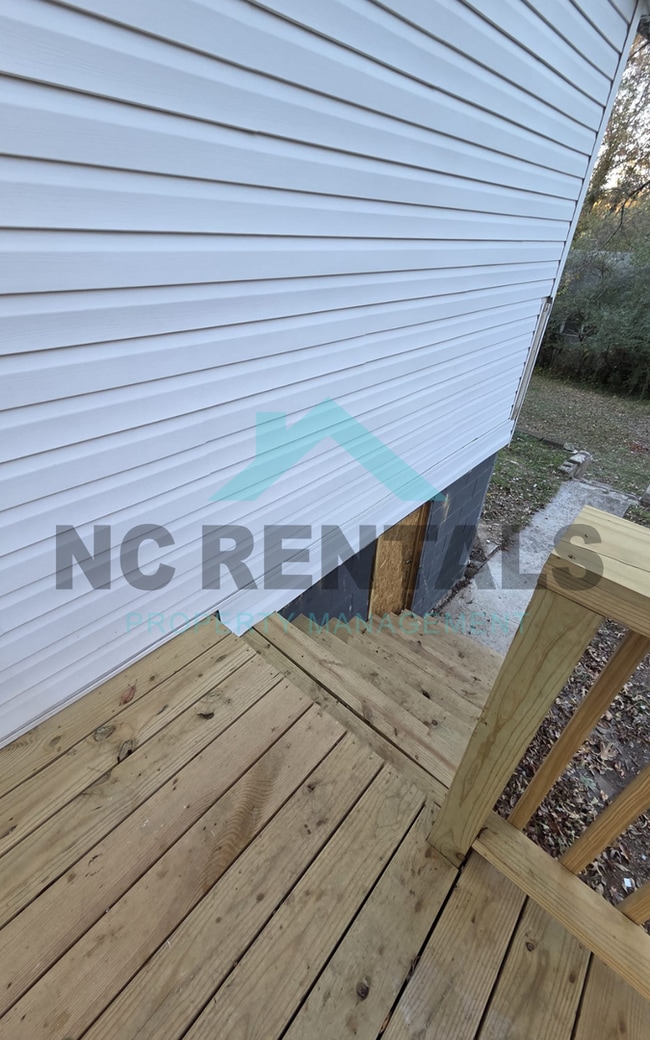 Building Photo - 721 Davis St