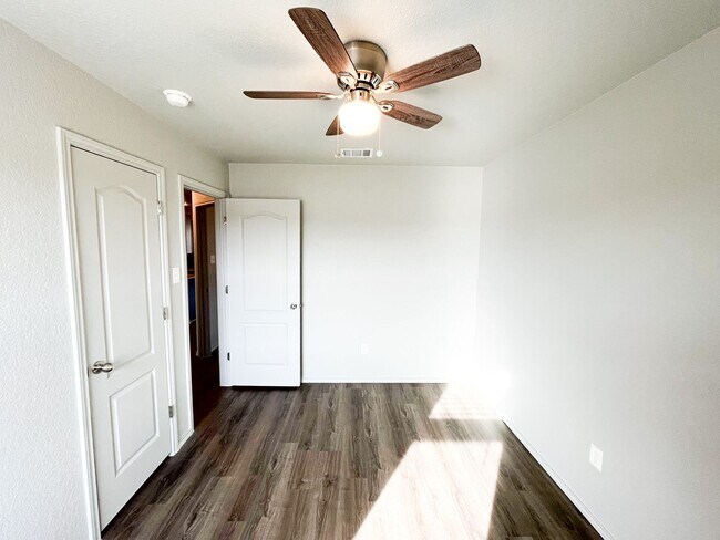 Building Photo - 1606 Risen Star Ln