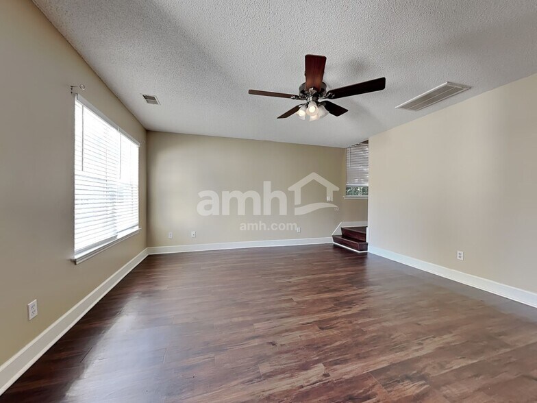 Building Photo - 634 Coopers Ln N