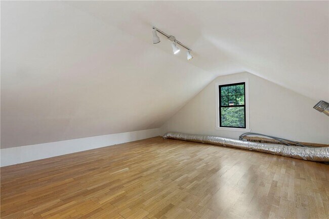 Building Photo - 727 Pelhamdale Ave