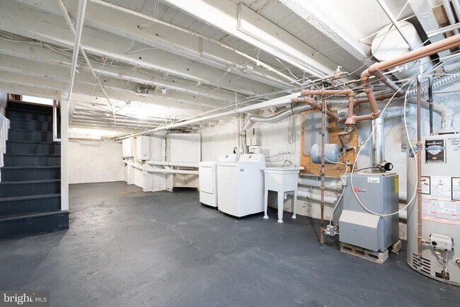 Building Photo - 170 Markle St