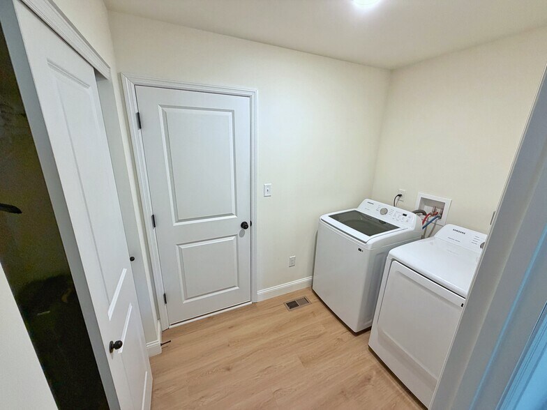 Laundry room with closet - 4977 Knotty Alder Dr