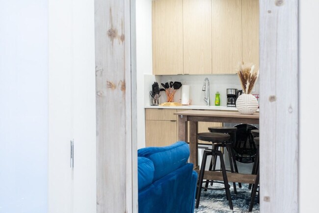 Building Photo - 402 E 11th St