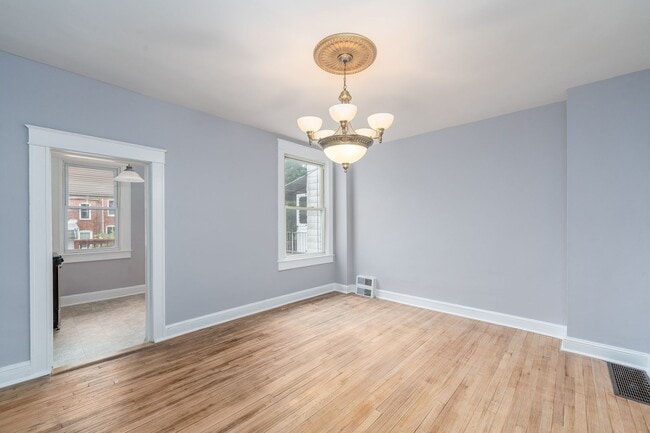 Building Photo - 737 E 37th St