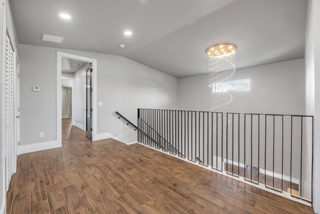 Building Photo - 1707 N Peninsula Ave