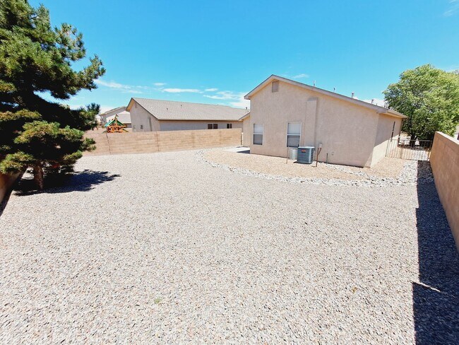 Building Photo - 3 bed 2 bath home in Huning Ranch