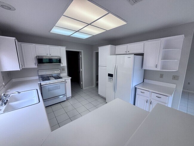 Building Photo - SUN CITY SUMMERLIN 1-STORY ON GOLF COURSE ...