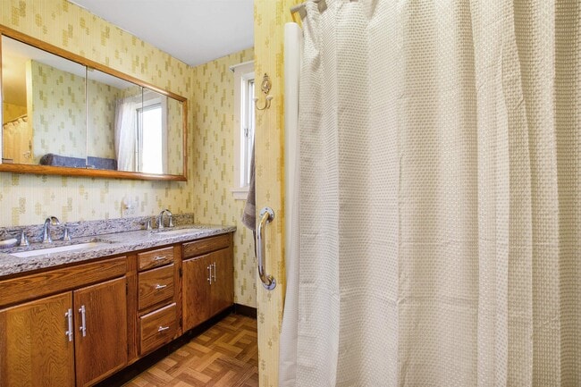 Building Photo - 19 Pine St