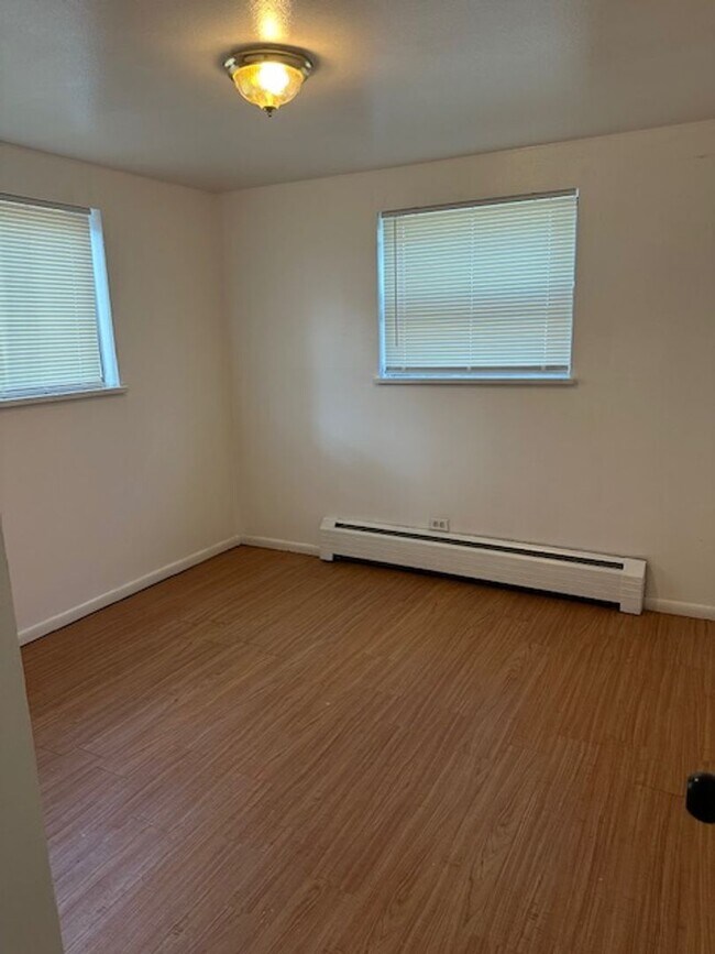 Building Photo - Bright Ground-Level 2-Bedroom 1-Bathroom Apartment Located in Goldsmith Neighborhood.