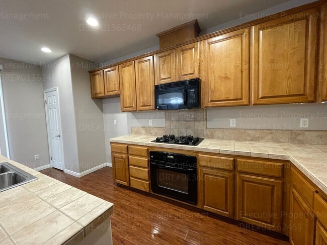 Building Photo - 4 bedrooms/ 2 bathrooms, with a patio.