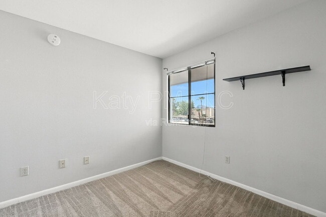 Building Photo - 1005 E 8th St