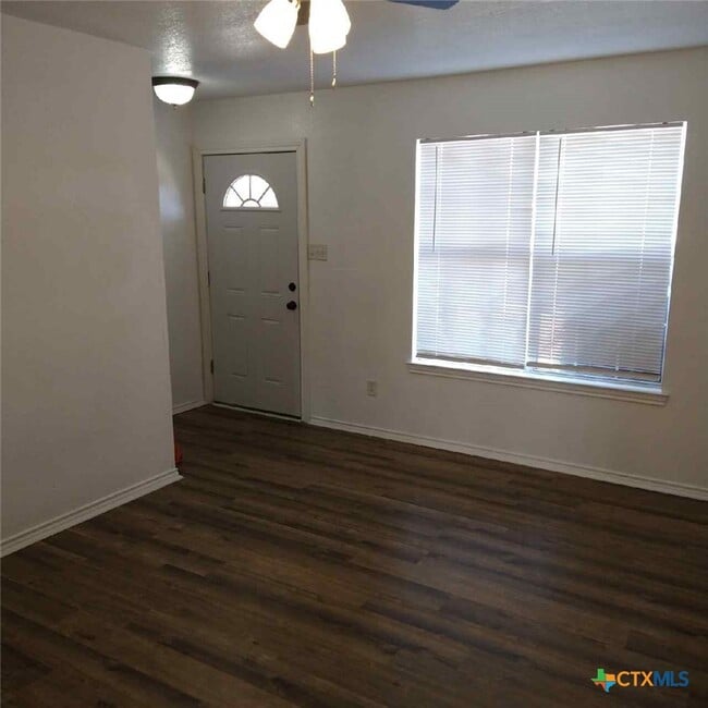 Building Photo - 105 Valley Cir