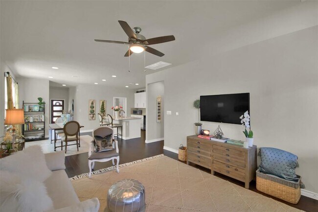 Building Photo - 305 Satsuma Dr