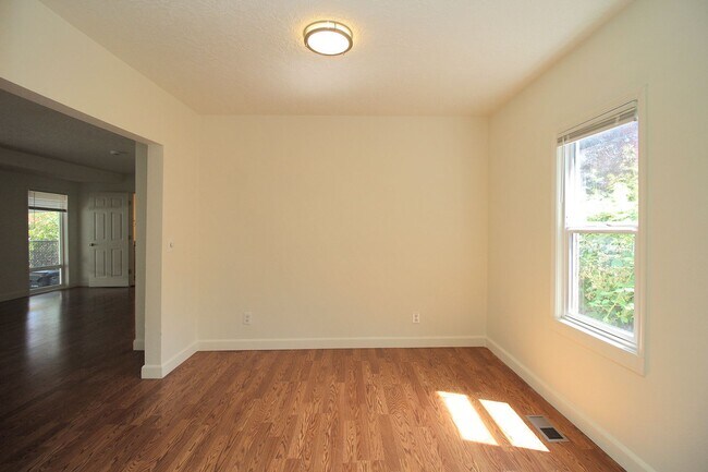 Building Photo - UNIVERSITY LIVING - Beautiful 5 Bedroom Ho...