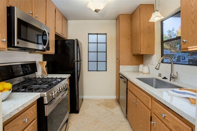 Building Photo - Upgraded Rancho Penasquitos 2 Bedroom at T...