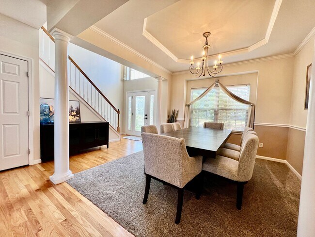 Building Photo - Large executive home in pool community Mas...