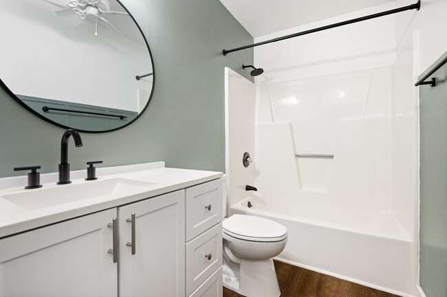 Building Photo - Recently renovated condo near Crabtree!