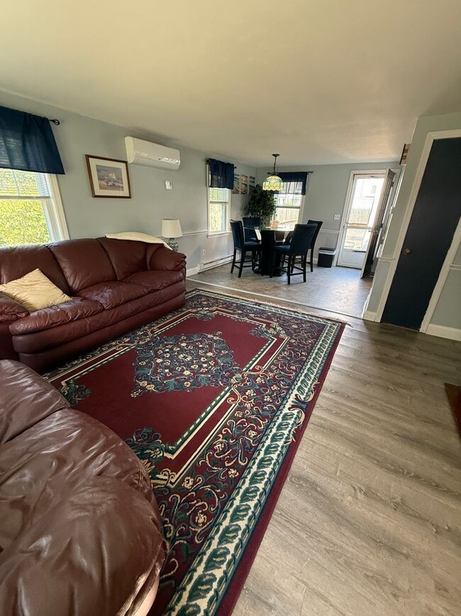 Building Photo - A two bedroom, 1 bath unit in a Townhouse style Duplex