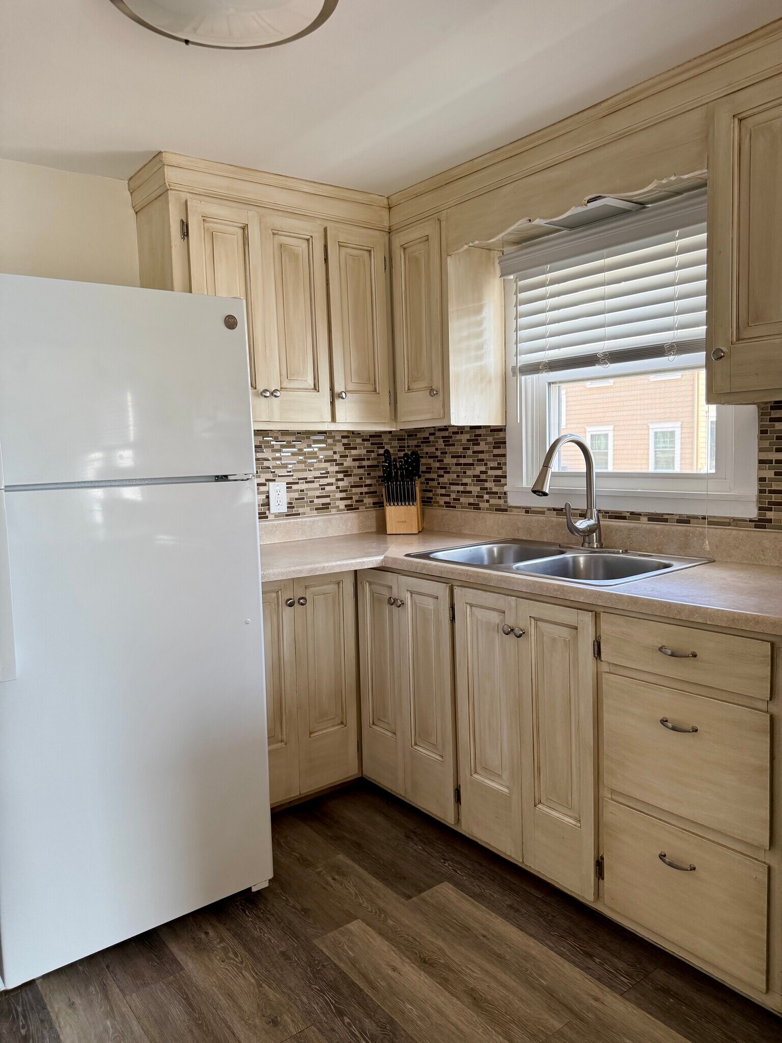 Kitchen - 435 Harborside Dr W
