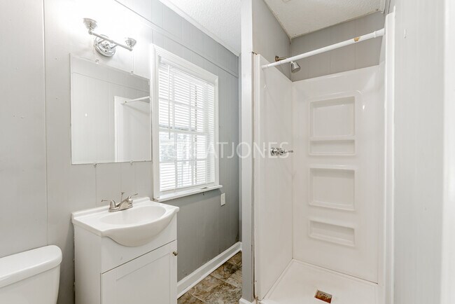 Building Photo - Charming 4 Bedroom in Batesburg-Leesville!