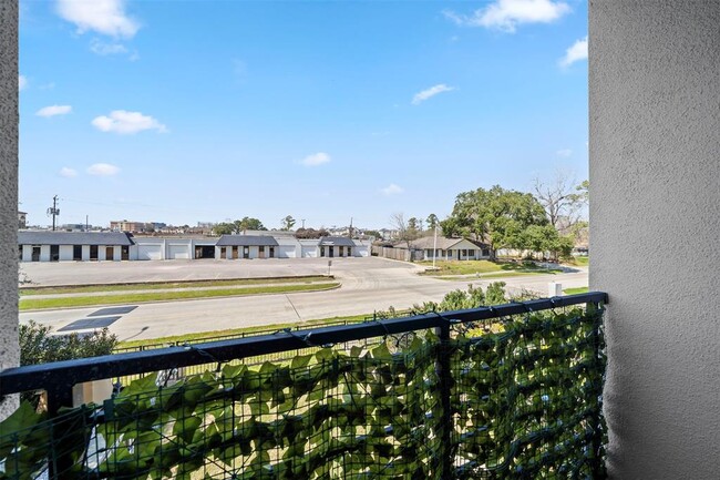 Building Photo - 1136 Wycliffe Dr