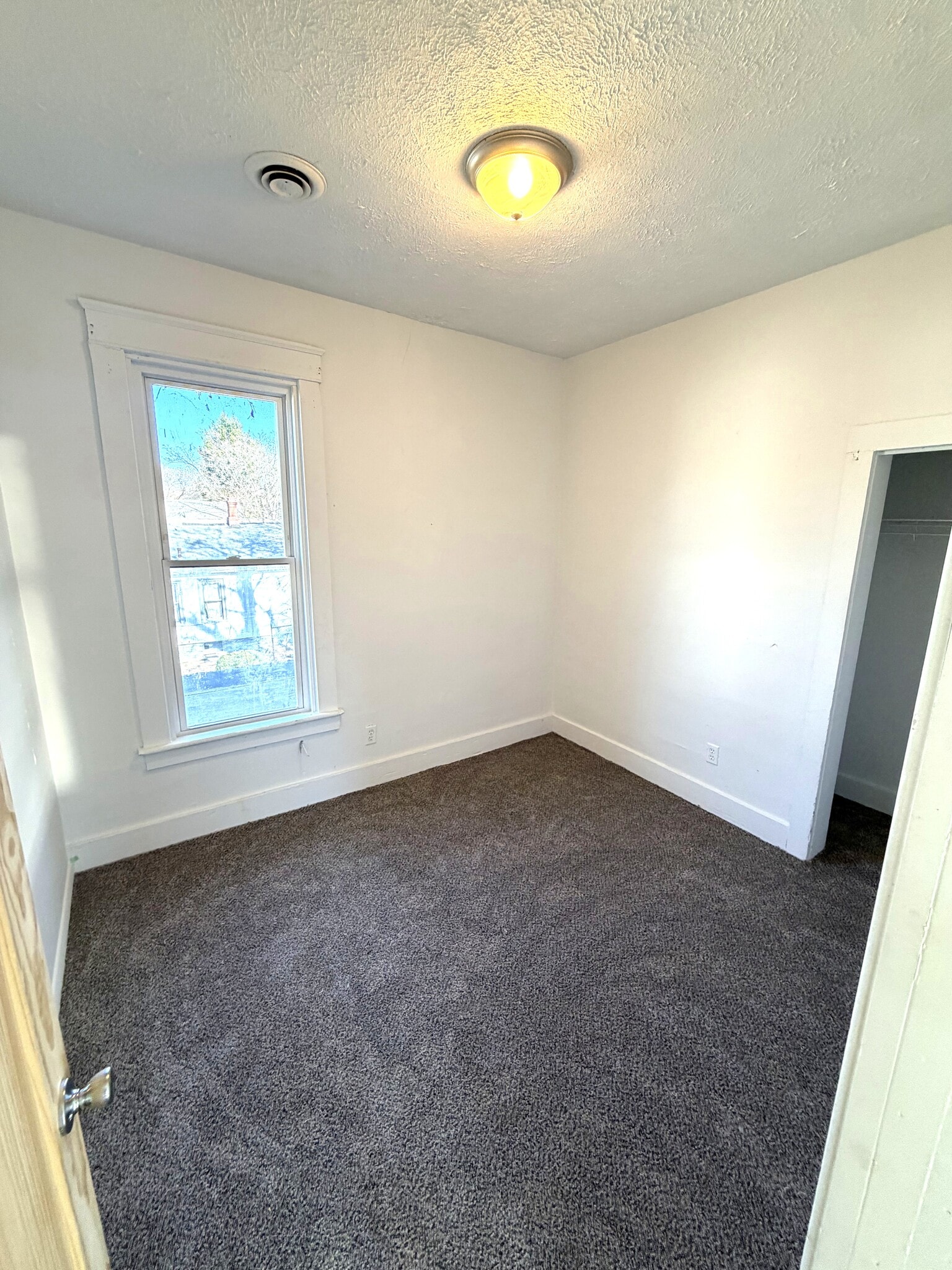 Building Photo - 731 W 4th St