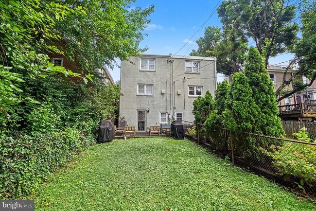 Building Photo - 205 E 10th Ave