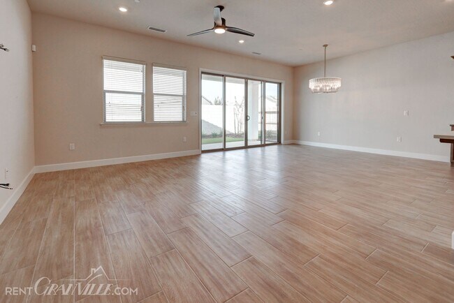 Building Photo - 7174 W Ashcroft Ave