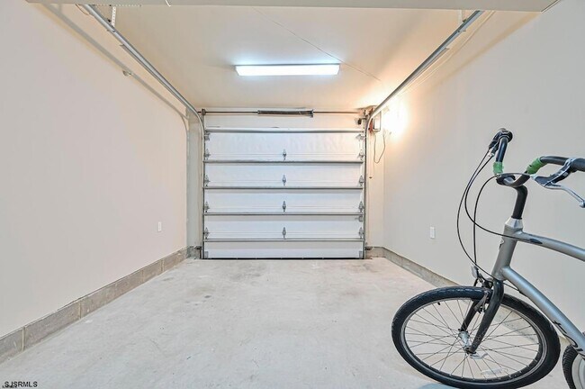 Building Photo - 112 S Weymouth Ave