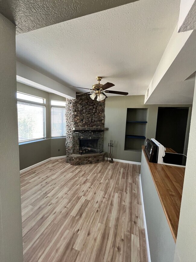 Building Photo - Nice Family Home