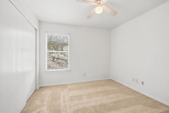 Building Photo - Freshly Painted 3 bedroom home!