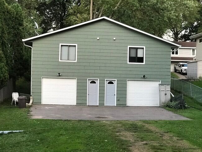 Building Photo - 2131 Cedar Ln