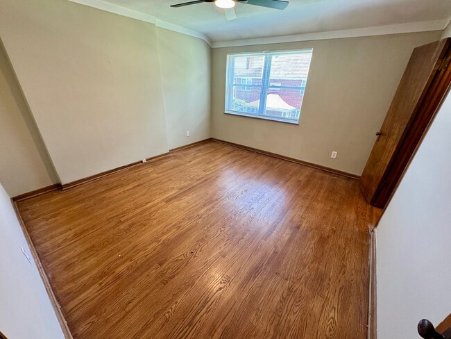 Building Photo - 2 Bedroom - Grandview Area