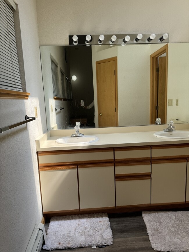 Building Photo - 2500 Kinnickinnick Rd