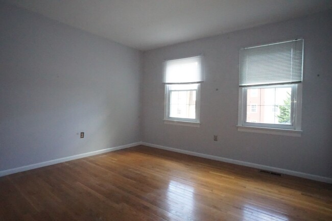 Building Photo - 3 bedroom / 2 1/2 Bath.  Close to Campus. ...