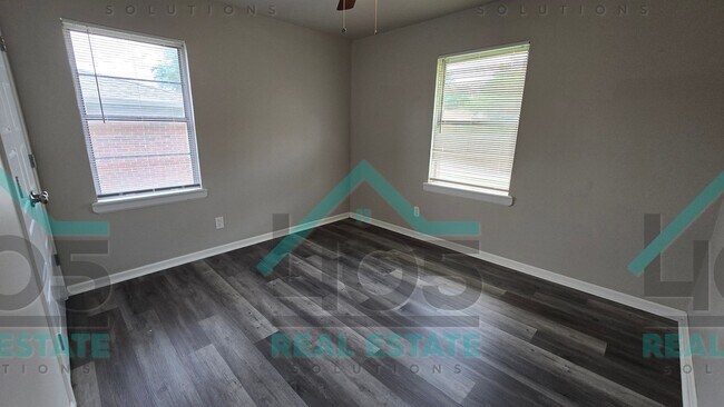 Building Photo - 3 Bedroom MWC w/Flex room!