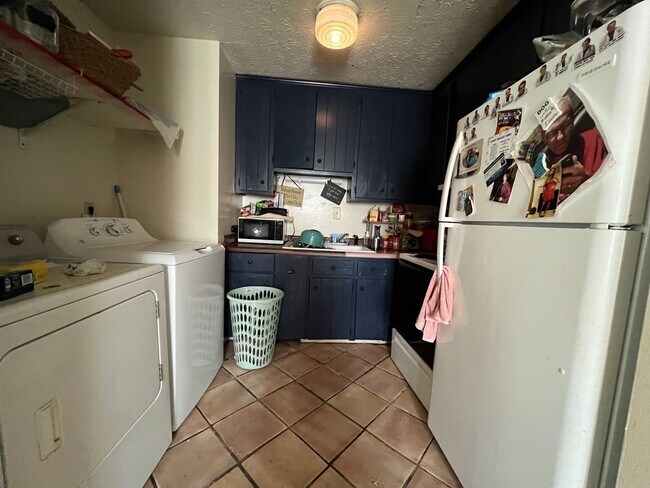 Building Photo - 2 Bedroom Duplex in Boulevard with a Yard