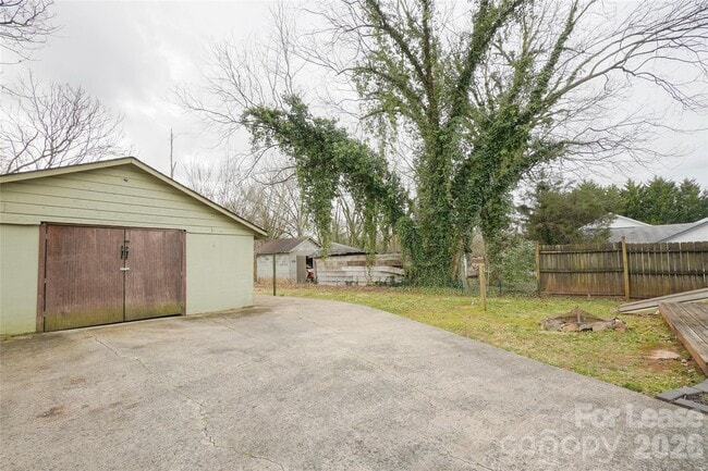 Building Photo - 303 Devine Ave