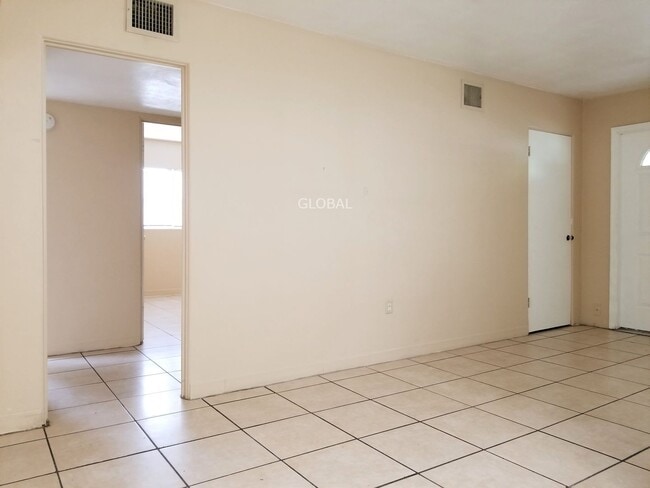 Building Photo - Charming 3-Bedroom Home with Spacious Back...