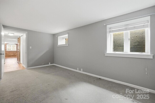 Building Photo - 229 N Poplar St