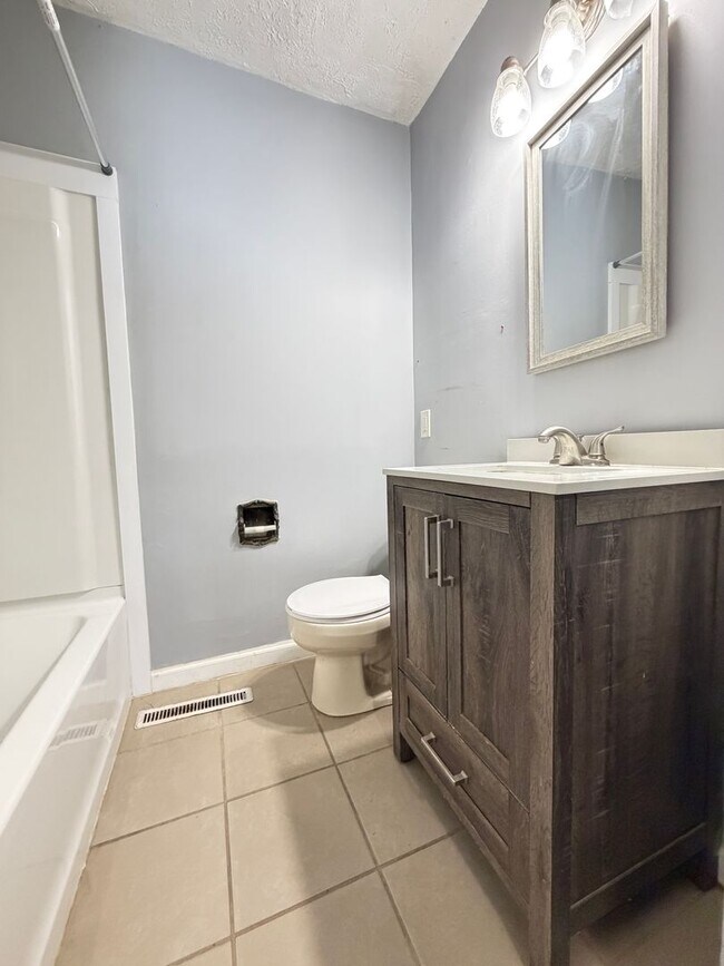 Building Photo - 206 Kenoak Dr