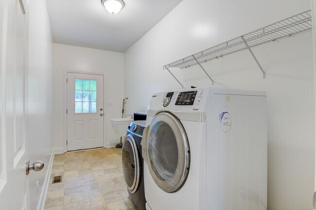 Building Photo - Charming 4 Bed, 3.5 Bath Modern Farmhouse on Expansive Land – Prime Location!