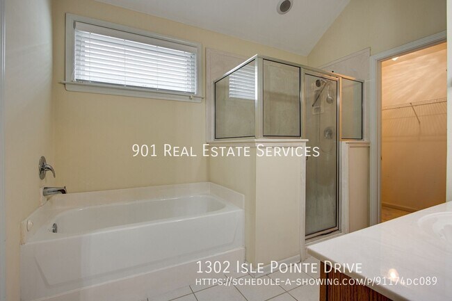 Building Photo - 1302 Isle Pointe Dr