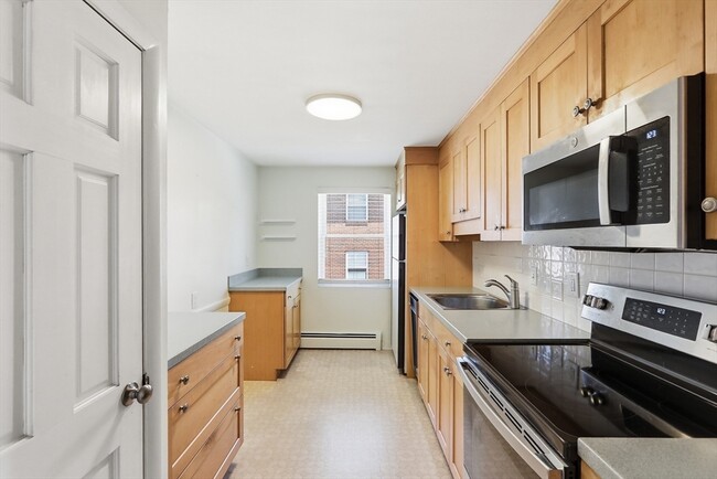 Building Photo - 33 Montvale Ave