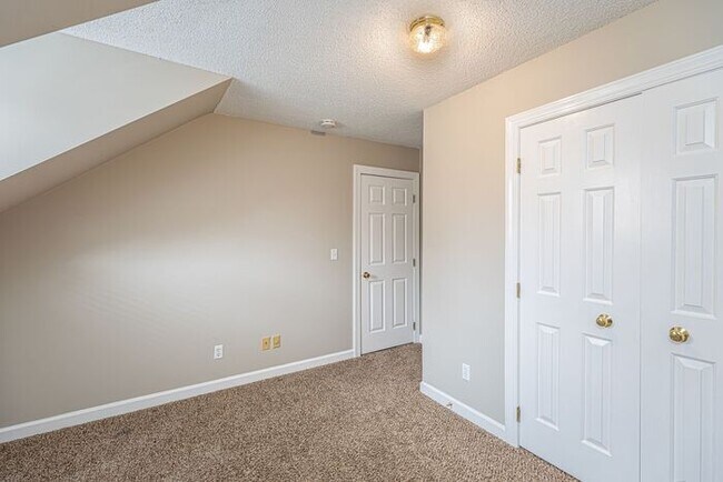 Building Photo - NW Large Updated Home! LR, DR, Den, FP, Ha...