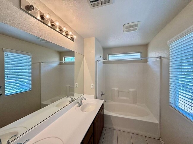 Building Photo - Beautiful 4 bedrooms home in desirable Green Valley