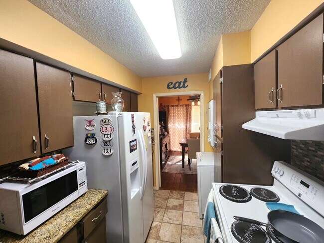 Building Photo - 100 Royal Way Dr